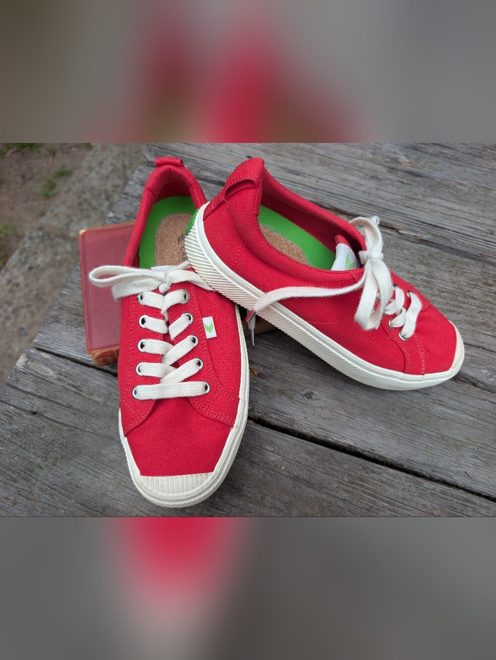 Cariuma Red Canvas Low-Top Sneakers - Classic Lace-Up Size 8